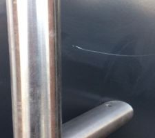 Griffe dans la porte d'entrée