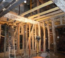 Pose des murailleres qui viendront solidifier la structure en colombages de la maison, avant de poser dessus les solives qui viendront soutenir le plancher de l'étage.
L'emploi de cette technique était imposée par un trop grand dénivelé sur l'ancien plancher de l'étage (25cm au maximum) ne permettant pas de réutiliser les installations qui étaient alors en place.