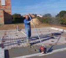 Coulage de la dalle a la main svp .2 jour de taf pour 150m2.chapeau
