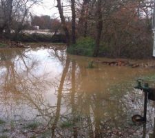 Une mare s'est créée a quelques pas a peine de ma maison, a cause de toute cette pluie ... pourvu que ca seche avant l'été, sinon je serais envahie de moustiques (pour le moment, j'ai déjà droit au concert de crapauds chaque soir)