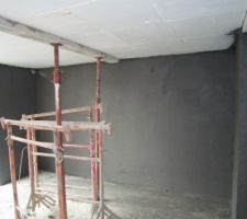 Enduit d'imperméabilisation du sous-sol, qui donne presque une impression de béton ciré ;-)