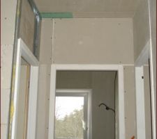 A l'étage : à gauche wc, sdb (où il y a la fenêtre), à droite notre chambre !