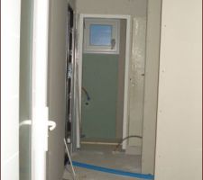 Réalisation du placard de l'entrée de la maison. Au fond wc du bas.
