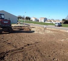 La maison est racée au sol.
Ils commencent a creuser les fondations