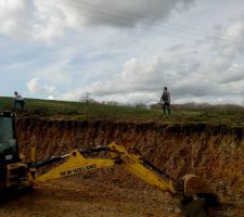 La haie a été coupée et sera replantée quelques mètres plus loin en limite du terrain