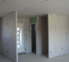 Vue sur l'entrèe les wc le placard et un petit bout de la cuisine