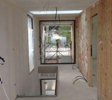 D&eacute;gagement de l'&eacute;tage : 1&egrave;re impression sous couche (le mur de droite sera plaqu&eacute; en ch&ecirc;ne)