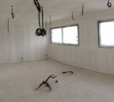 Chambres des filles : 1&egrave;re impression sous couche (un meuble sur mesure viendra s&eacute;parer les 2 chambres entre les fen&ecirc;tres)