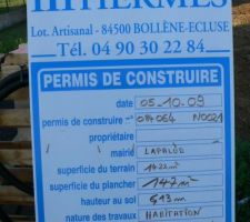 Le panneau du permis est enfin pos&eacute;