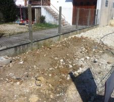 Grand Merci à Monsieur VEOLIA pour avoir mis le regard en retrait de de 4 mètres et d'avoir laissé le tuyau jusqu'à la dalle de la maison