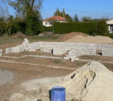 Après 3 semaines de séchage, les travaux reprennent : élévation du vide sanitaire