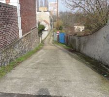 Vue de notre future rue : les travaux d'am&eacute;nagement de la voirie et de viabilisation sont &agrave; faire.