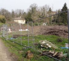 Vue de notre future rue : les travaux d'aménagement de la voirie et de viabilisation sont à faire.