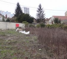 Vue de l'avant de notre terrain, prise du terrain de notre voisin.