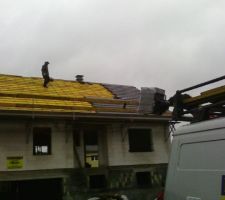 Malgré le temps menaçant, nos valeureux couvreurs ont commencé à mettre en place les tuiles.