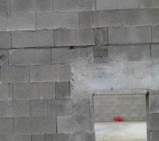 Trou dans le parpaing en haut à gauche de la fenêtre qui le traverse de part en part