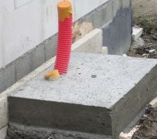 La dallette b&eacute;ton destin&eacute;e &agrave; recevoir le module ext&eacute;rieur de la PAC est fait.