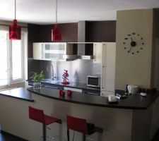 Initialement ferm&eacute;e et en longueur, nous avons fait tomber les cloisons et ferm&eacute; l'ancienne entr&eacute;e, ainsi une plus grande surface de plan de travail &eacute;tait disponible.nous sommes plut&ocirc;t tr&egrave;s satisfait du r&eacute;sultat.