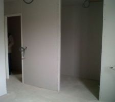 Dans la chambre, Vue sur le dressing