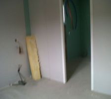 De la chambre, vue sur la salle de bain