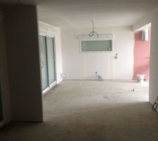 Vue sur la salle à manger via la cuisine