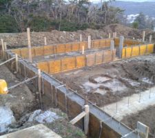 Le vide sanitaire vient d'être coulé ; encore une traverse à réaliser