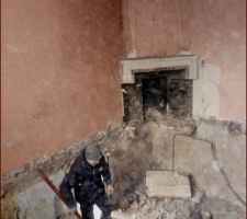 Cheminée en cours de démolition