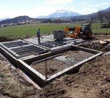 Le plancher dans son ensemble, et au premier plan à gauche une autre tranchée d'évacuation des eaux.