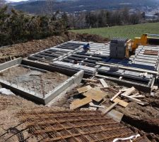 Les deux apprentis entrain t'étayer le plancher.