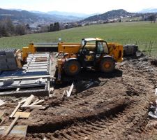 L'engin paraît énorme sur notre petit terrain.