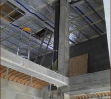 Vue de l'étage où la membrane frein vapeur a été posée, suivie de la pose des rails de plafond