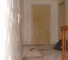 On rebouche les trous avant la sous-couche de peinture