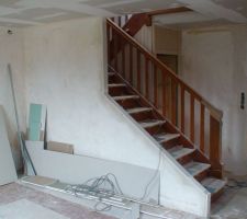 La cloison salon/escalier est presque finis