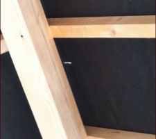 Trou et d&eacute;chirure sur &eacute;cran sous toiture