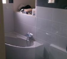 Salle de bain quasi terminee. Reste plus qu'a faire des tiroirs coulissants au dessus de la baignoire. Et poser le tablier :-).