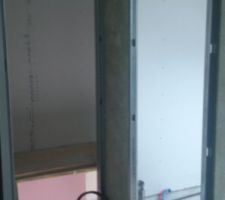 Palier de l'&eacute;tage, avec l'entr&eacute;e de la SDB &agrave; droite.