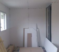 Cuisine RDC, avec l'entr&eacute;e du cellier au fond &agrave; droite.