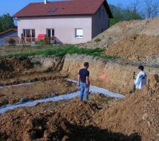 Le g&eacute;om&egrave;tre trace la maison sur les fondations s&egrave;ches (pointage)