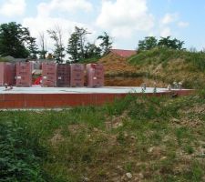 Dalle brute coul&eacute;. Livraison des monomurs.