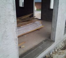 Le seuil de la porte-fen&ecirc;tre du salon