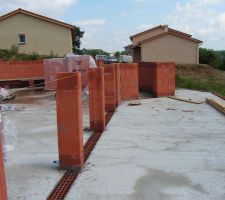 Avancement des &eacute;l&eacute;vation des murs; &ccedil;a prend du temps a cause des parties arrondies.