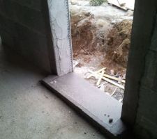 Le seuil de la porte-fen&ecirc;tre de la chambre