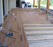 Et voilà, a cour d'argent, j'ai réalisé le plancher bois un an et demi plus tard. Plancher en Ipé avec un sous bassement également en bois exotique