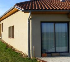 La façade Sud n'as pas pu être utiliser correctement a cause du voisinage proche et la vue est plutôt a l'Est, Sud-Est.
