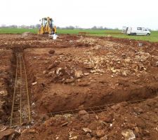 Terrassement en cours et positionnement des ferrailles pour les fondations