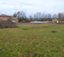 Vue d'une partie du terrain. Vue sur Ouest