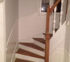 Escalier (manque dernière couche de blanc mat sur la plinthe)!