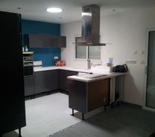 Pas fini ( manque plinth et petit table accroche sur meuble a cote cuisson )
et Puit de lumiere