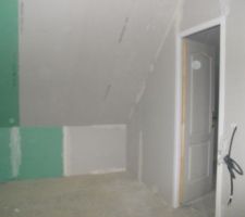 1er étage : notre chambre, avec porte qui donne sur la pièce au-dessus du garage