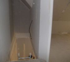 La trémie d'escaliers, et l'entrée de la chambre de notre fille